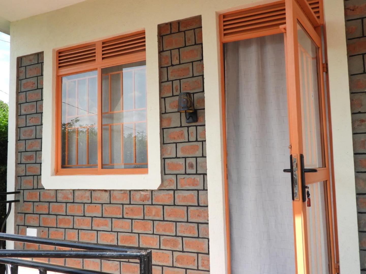 Plastic Bottles House Entebbe Exterior photo