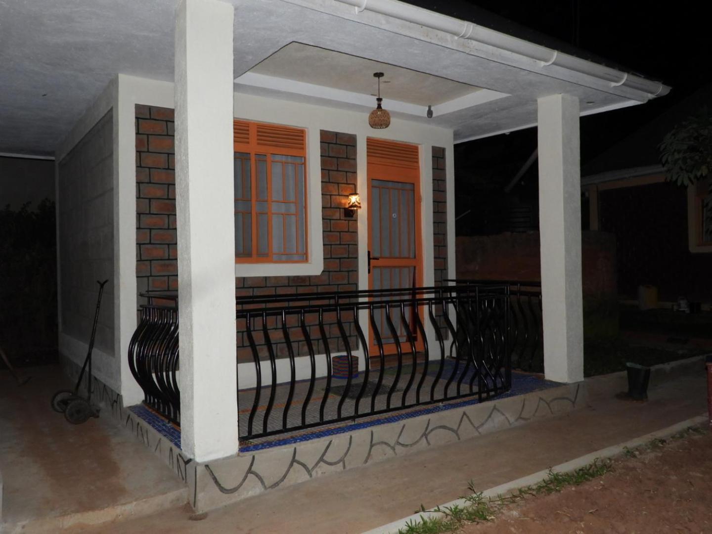 Plastic Bottles House Entebbe Exterior photo